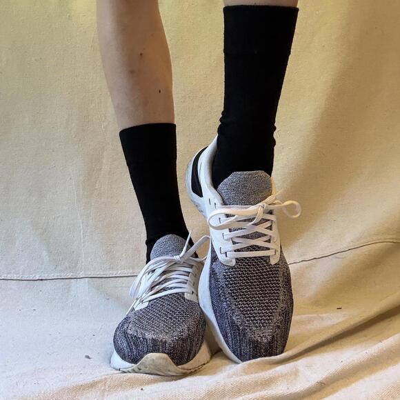 Nike flyknit running sneaker white and black running shoes - Picture 3 of 7